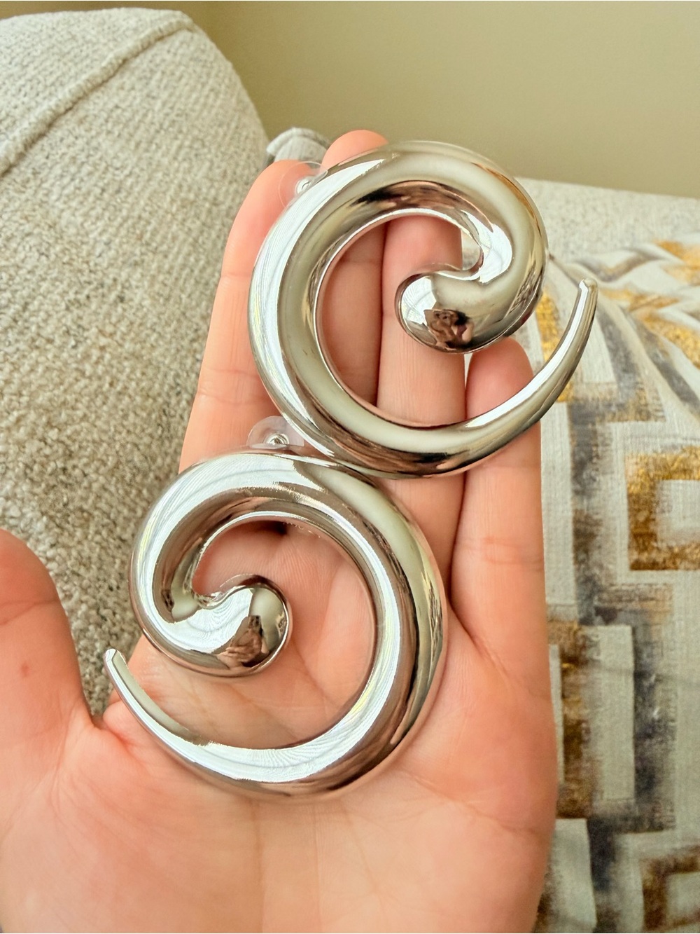 Sleek Spiral Metallic Wall Accent - Silver